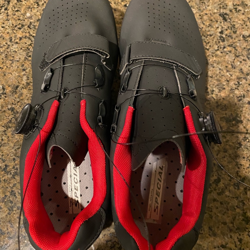 Men’s size 10.5 peloton shoes